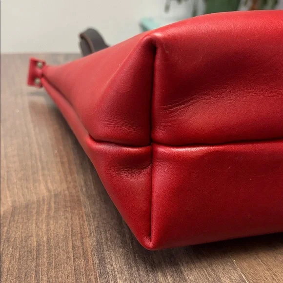 Portland Leather small Ruby tote. Zippered closure. - Picture 4 of 5